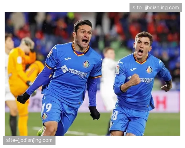 奥萨苏纳采用5-4-1防守反击 亚历山德罗利斯基强调战术纪律